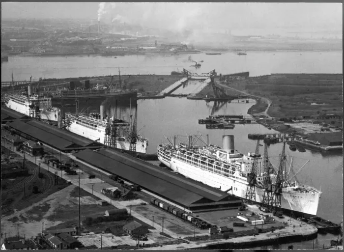 Gerahmter Druck : Schiffe im Hafen von Tilbury Gerahmter Druck : Schiffe im Hafen von Tilbury