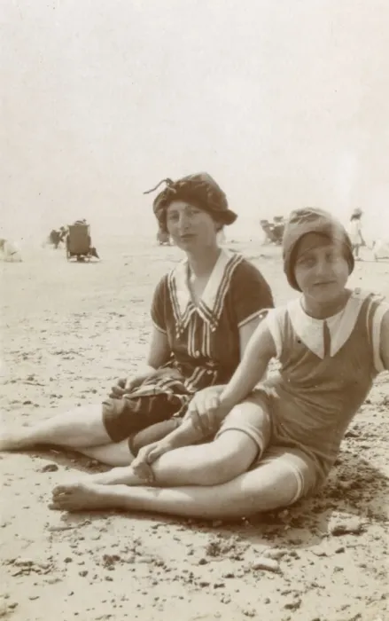 Gerahmter Druck : Zwei Schwestern am Strand in Südwestengland - Südwald (Suffolk) Gerahmter Druck : Zwei Schwestern am Strand in Südwestengland - Südwald (Suffolk)