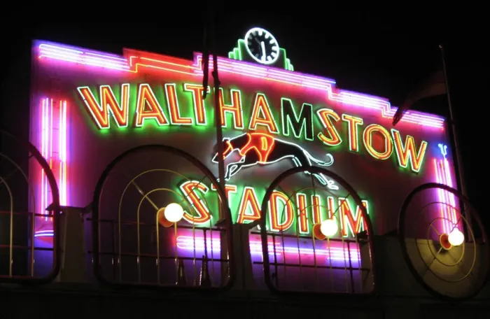 Gerahmter Druck : Leuchtturm Vorderseite am Walthamstow-Hunderrennstadion Gerahmter Druck : Leuchtturm Vorderseite am Walthamstow-Hunderrennstadion