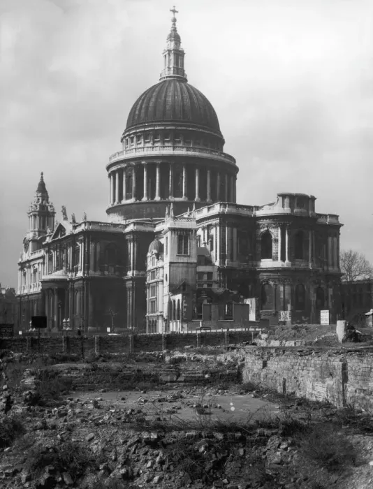 Gerahmter Druck : St. Pauls nach dem Blitz Gerahmter Druck : St. Pauls nach dem Blitz