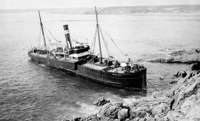 Gerahmter Druck : Verstrangte Dampfschiff, Linney Head, Pembrokeshire, Südwales Gerahmter Druck : Verstrangte Dampfschiff, Linney Head, Pembrokeshire, Südwales