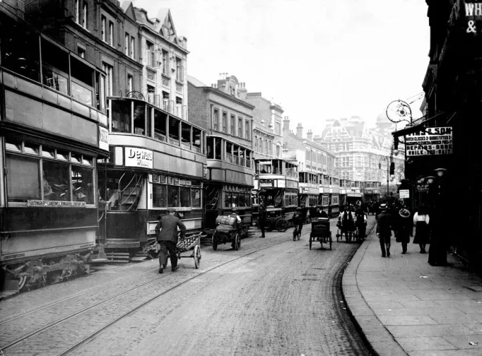 Gerahmter Druck : Ausschlagmaßnahmen mit den Straßenbahnen in London stehen still Gerahmter Druck : Ausschlagmaßnahmen mit den Straßenbahnen in London stehen still
