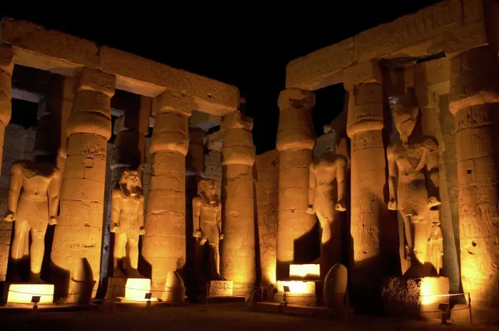 Gerahmter Druck : Tempel von Luxor, Nachtwahrnehmung des ersten Hofes, Ägypten Gerahmter Druck : Tempel von Luxor, Nachtwahrnehmung des ersten Hofes, Ägypten
