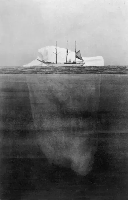 Gerahmter Druck : Titanic / Eisbergskala Gerahmter Druck : Titanic / Eisbergskala