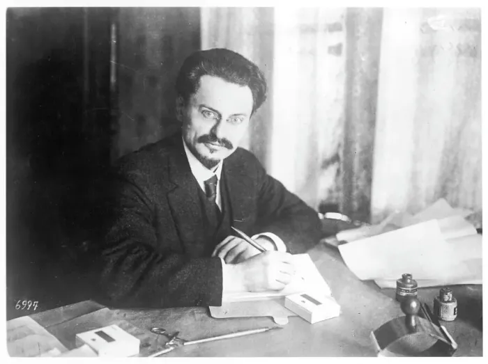 Gerahmter Druck : Trotsky am Schreibtisch. Gerahmter Druck : Trotsky am Schreibtisch.
