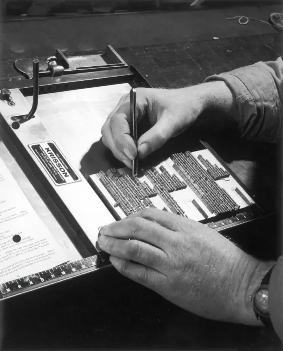 Gerahmter Druck : Typografischer Schreiber am Arbeitsplatz