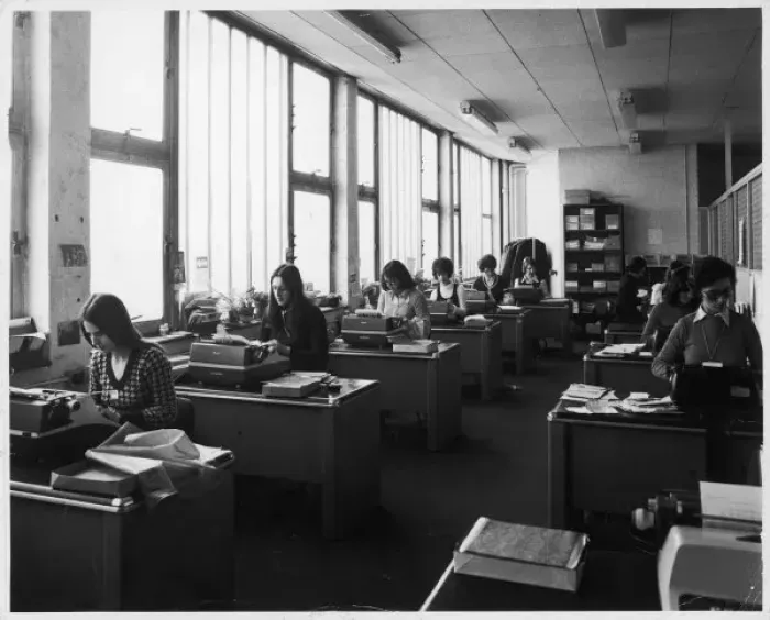 Gerahmter Druck : Typingpool / 1970er Jahre Gerahmter Druck : Typingpool / 1970er Jahre