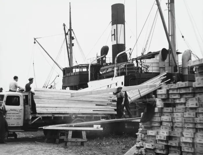 Gerahmter Druck : Entladung eines Holzboots Gerahmter Druck : Entladung eines Holzboots