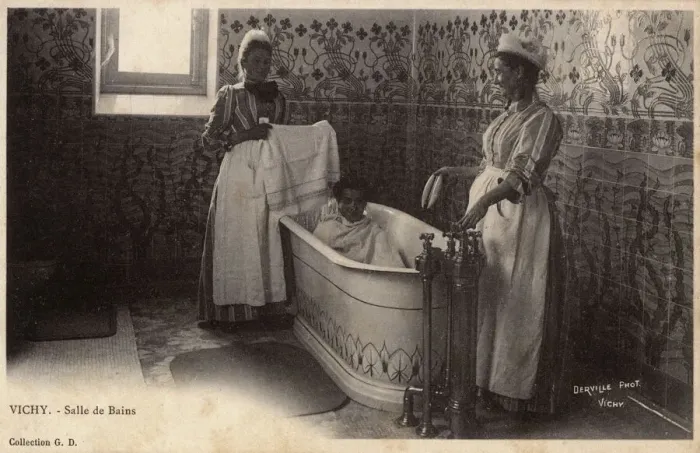 Gerahmter Druck : Vichy, Frankreich - Badezimmer Gerahmter Druck : Vichy, Frankreich - Badezimmer