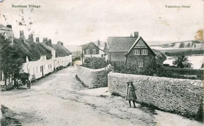 Gerahmter Druck : Das Dorf, Bantham, Devon Gerahmter Druck : Das Dorf, Bantham, Devon