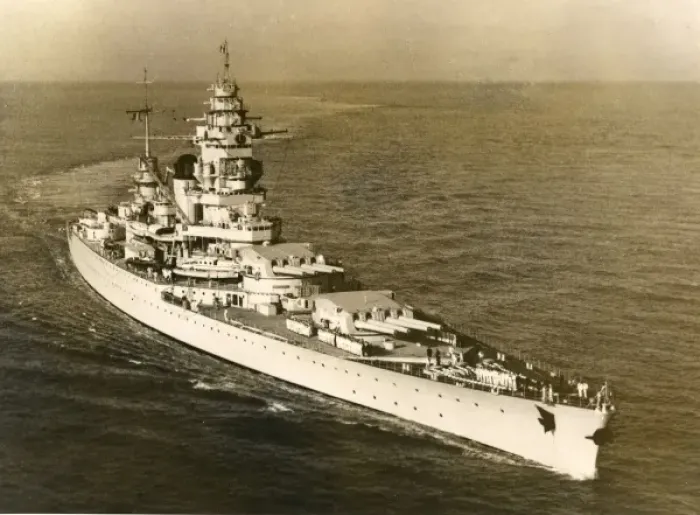 Gerahmter Druck : Kriegsschiff Dunkerque Gerahmter Druck : Kriegsschiff Dunkerque