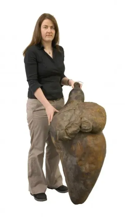 Gerahmter Druck : Walfüßel. Dr Louisa Tomsett mit einem getrockneten Speichel von der Herzklappe eines Wals Gerahmter Druck : Walfüßel. Dr Louisa Tomsett mit einem getrockneten Speichel von der Herzklappe eines Wals