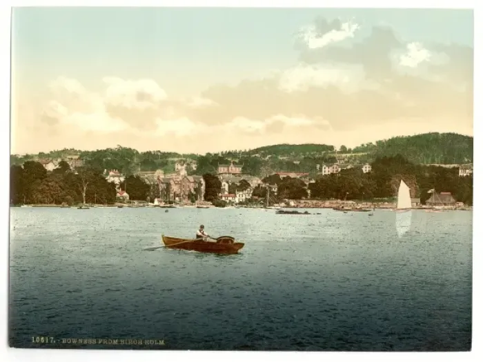 Gerahmter Druck : Windermere, Bowness aus der Birkenholzinsel im Talsperrensee in Cumbria Gerahmter Druck : Windermere, Bowness aus der Birkenholzinsel im Talsperrensee in Cumbria