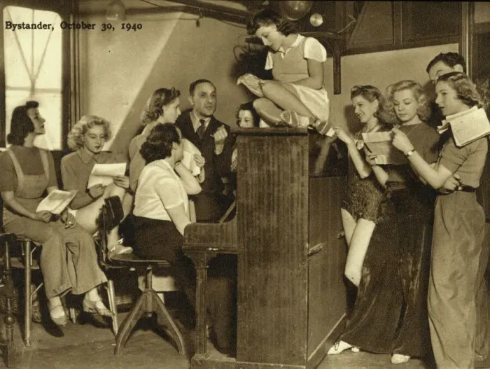 Gerahmter Druck : Der Turmwindmühlen-Theater, 1940 Gerahmter Druck : Der Turmwindmühlen-Theater, 1940