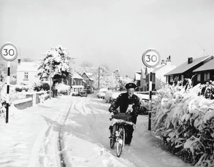 Gerahmter Druck : Bote im Schnee Gerahmter Druck : Bote im Schnee