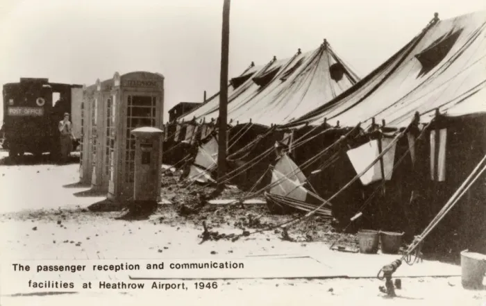 Gerahmter Druck : Nach dem Zweiten Weltkrieg - Flughafenhefte von Heathrow Gerahmter Druck : Nach dem Zweiten Weltkrieg - Flughafenhefte von Heathrow