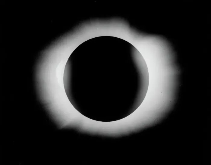Gerahmter Druck : Die Sonnenfinsternis von 1919 Gerahmter Druck : Die Sonnenfinsternis von 1919