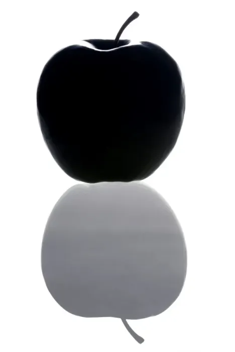 Gerahmter Druck : Apple. Bild eines Computers, das ein Apfel mit seinem Schatten oder Spiegelbild Gerahmter Druck : Apple. Bild eines Computers, das ein Apfel mit seinem Schatten oder Spiegelbild