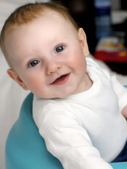 Gerahmter Druck : Babyjunge. MODELL FREIGEGEBEN. Babyjunge lächelt Gerahmter Druck : Babyjunge. MODELL FREIGEGEBEN. Babyjunge lächelt