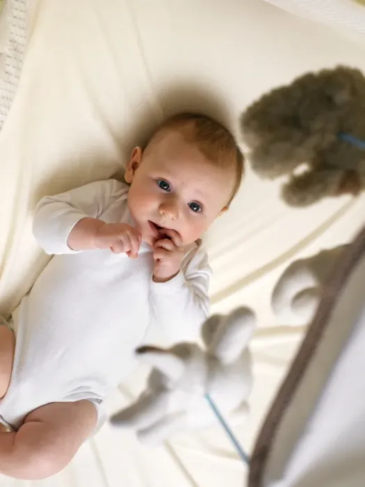 Gerahmter Druck : Kleinkind im Bett Gerahmter Druck : Kleinkind im Bett