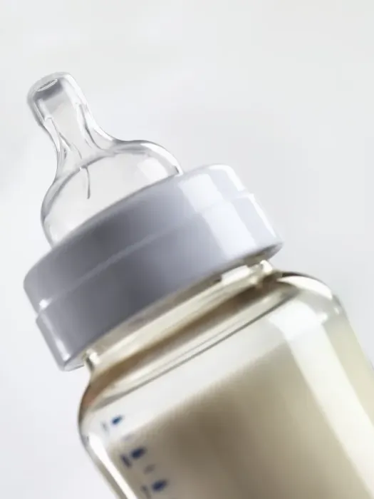 Gerahmter Druck : Kopf des Flaschens eines Babys Gerahmter Druck : Kopf des Flaschens eines Babys