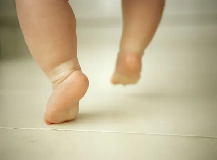 Gerahmter Druck : Kinderfuß. MODELL FREIGEBENNEINLADUNG BABYS FÜßE Gerahmter Druck : Kinderfuß. MODELL FREIGEBENNEINLADUNG BABYS FÜßE