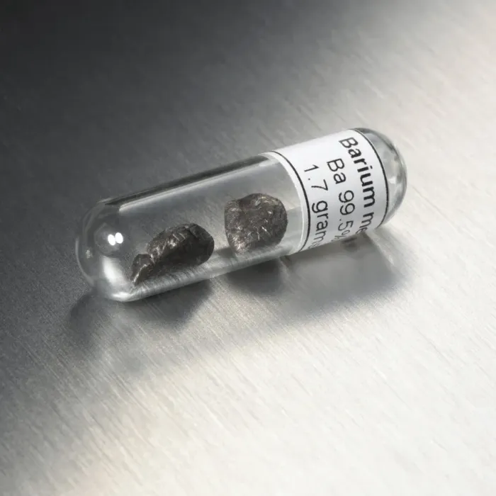 Gerahmter Druck : Barium. Vial containing a sample of the alkaline earth metal barium (Ba) Gerahmter Druck : Barium. Vial containing a sample of the alkaline earth metal barium (Ba)