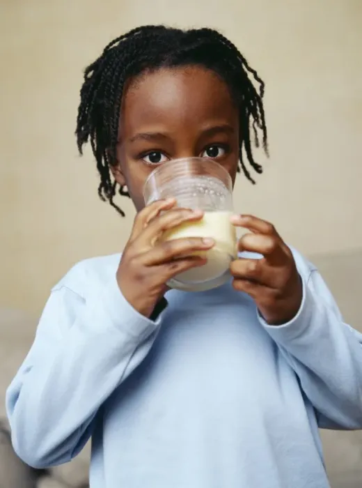 Gerahmter Druck : Junge trinkt Milch Gerahmter Druck : Junge trinkt Milch