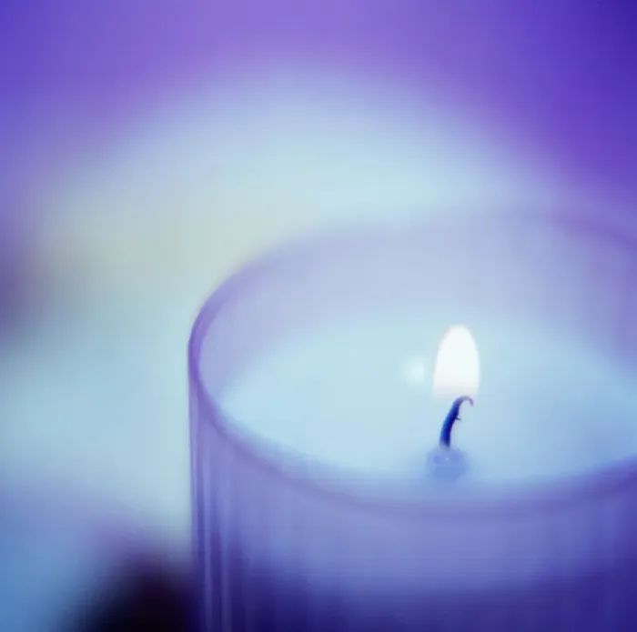 Gerahmter Druck : Candle. Ein Kerzenlicht im Glasbehälter brennt Gerahmter Druck : Candle. Ein Kerzenlicht im Glasbehälter brennt