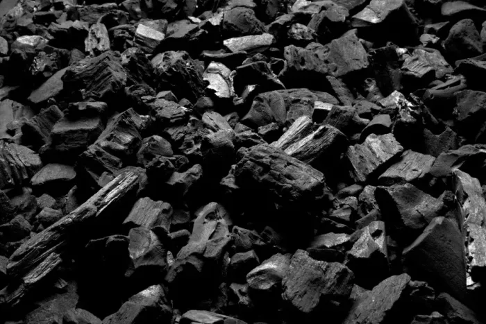 Gerahmter Druck : Charcoal. Kohle. Diese ist eine Form von Kohlestückchen Gerahmter Druck : Charcoal. Kohle. Diese ist eine Form von Kohlestückchen