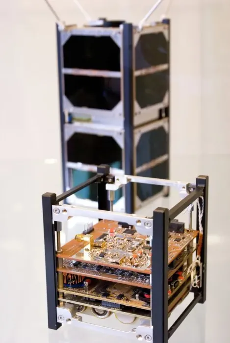 Gerahmter Druck : Kubiksatellit Gerahmter Druck : Kubiksatellit