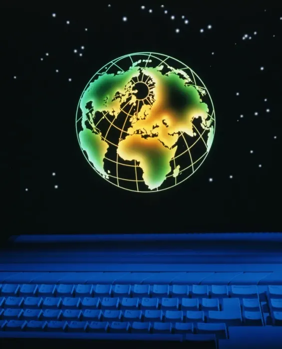 Gerahmter Druck : Erde über Tastatur des Computers Gerahmter Druck : Erde über Tastatur des Computers