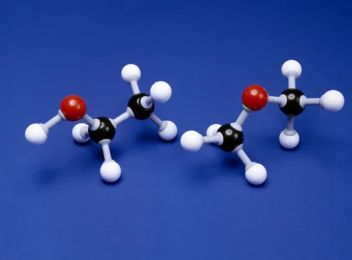 Gerahmter Druck : Moleküle von Ethanol und Methoxy-methan Gerahmter Druck : Moleküle von Ethanol und Methoxy-methan