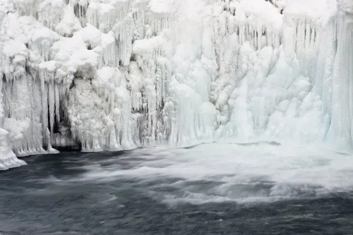 Gerahmter Druck : Eisiger Wasserfall Gerahmter Druck : Eisiger Wasserfall