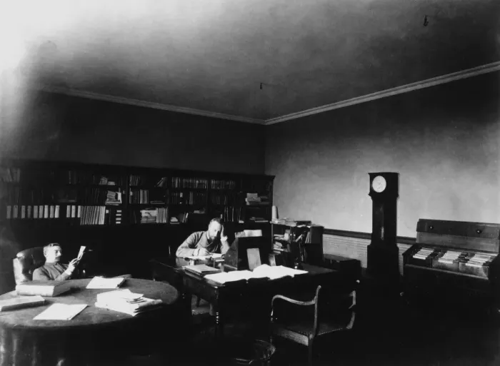 Gerahmter Druck : Gill im Kap-Observatorium-Studium Gerahmter Druck : Gill im Kap-Observatorium-Studium