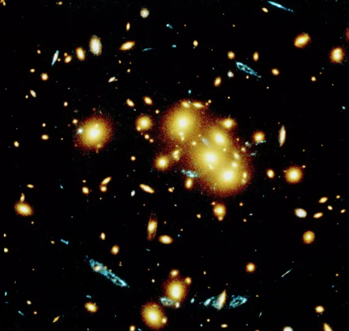 Gerahmter Druck : Gravitationslinsen durch einen Galaxienhaufen Gerahmter Druck : Gravitationslinsen durch einen Galaxienhaufen