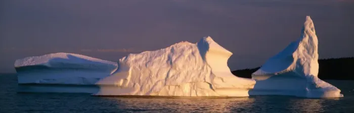 Gerahmter Druck : Eisbergschiff, Kanada Gerahmter Druck : Eisbergschiff, Kanada