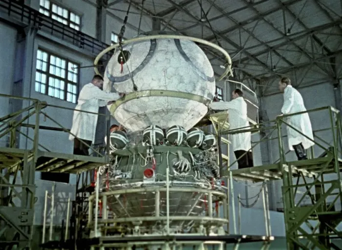 Gerahmter Druck : Installations des Kosmosraumschiffs Vostok Gerahmter Druck : Installations des Kosmosraumschiffs Vostok