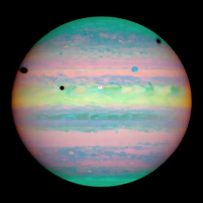 Gerahmter Druck : Jupiter mit Monden und ihren Schatten Gerahmter Druck : Jupiter mit Monden und ihren Schatten