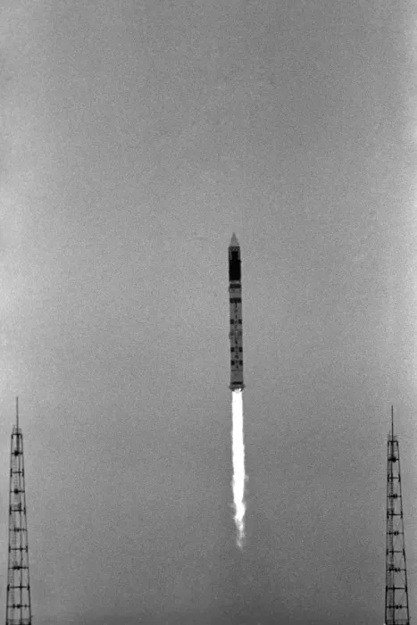 Gerahmter Druck : Start des Satelliten Bhaskara-2 Gerahmter Druck : Start des Satelliten Bhaskara-2