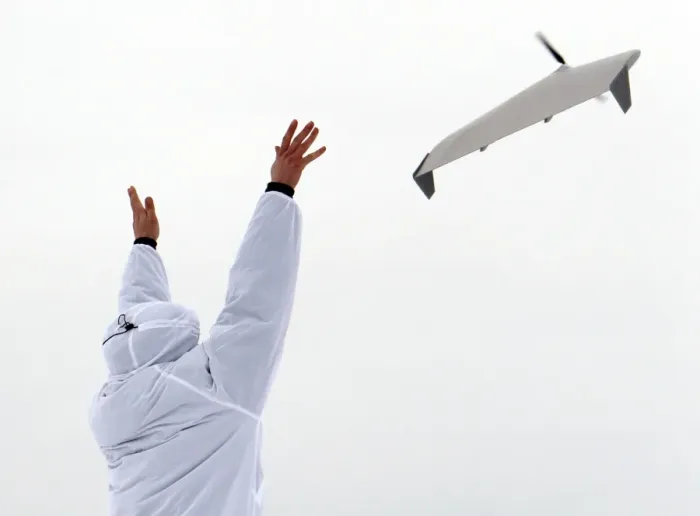 Gerahmter Druck : Starten Sie einen Mikro-UAV C015 / 2930 Gerahmter Druck : Starten Sie einen Mikro-UAV C015 / 2930