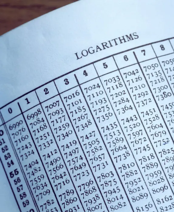 Gerahmter Druck : Logarithmentafel Gerahmter Druck : Logarithmentafel