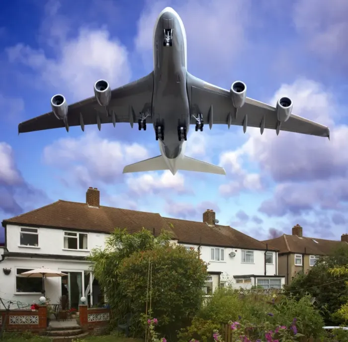 Gerahmter Druck : Niedrig fliegendes Flugzeug Gerahmter Druck : Niedrig fliegendes Flugzeug