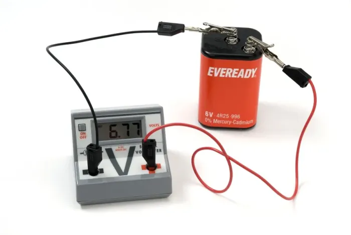 Gerahmter Druck : Messen der Batteriepotential Gerahmter Druck : Messen der Batteriepotential