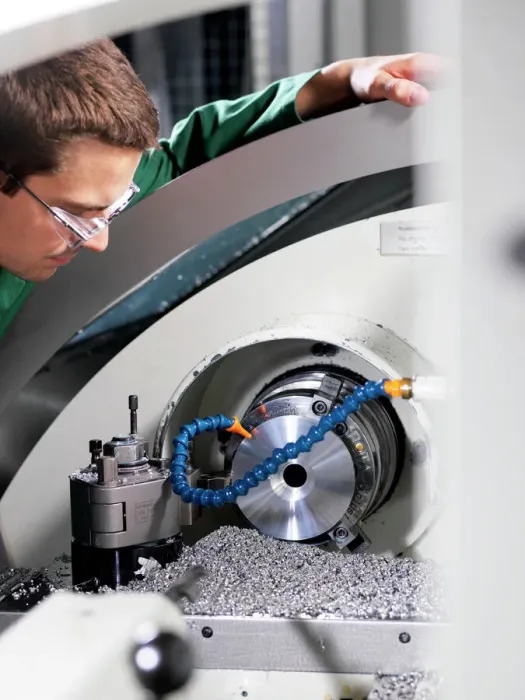 Gerahmter Druck : Metalwork. MODELL FREIGEEBEN. Metallbearbeitung