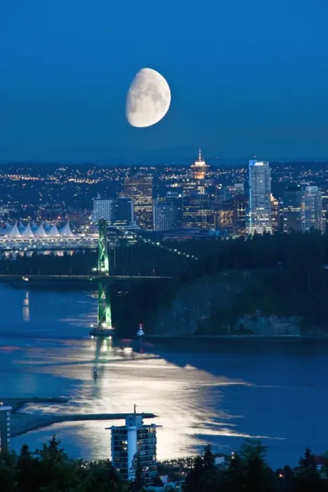 Gerahmter Druck : Mond über Vancouver