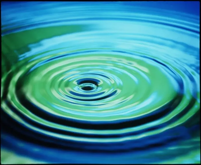 Gerahmter Druck : Viele Wellen von einem Wassertrickel Gerahmter Druck : Viele Wellen von einem Wassertrickel