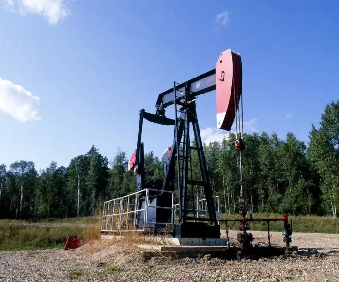 Gerahmter Druck : Oil pump. Ein Öl Pump an einem Ölsandfeld Gerahmter Druck : Oil pump. Ein Öl Pump an einem Ölsandfeld