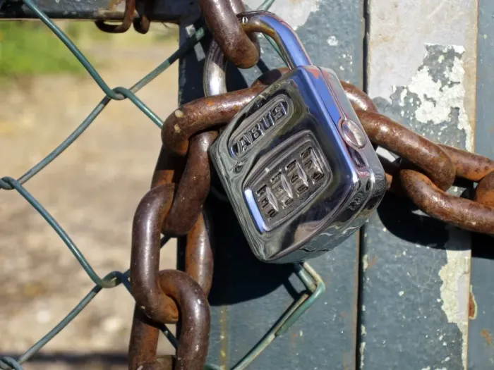 Gerahmter Druck : Padlock. Kombinationsschloss, das eine Tür schließt