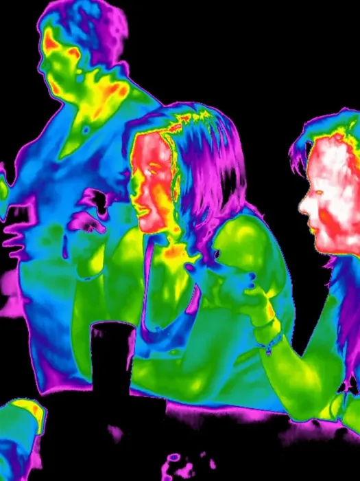 Gerahmter Druck : Menschen sitzend an einem Tisch, Thermogramm Gerahmter Druck : Menschen sitzend an einem Tisch, Thermogramm